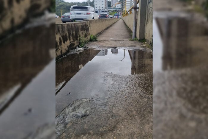 Trecho de passagem de pedestres tem acúmulo de água na Avenida Itamar Franco