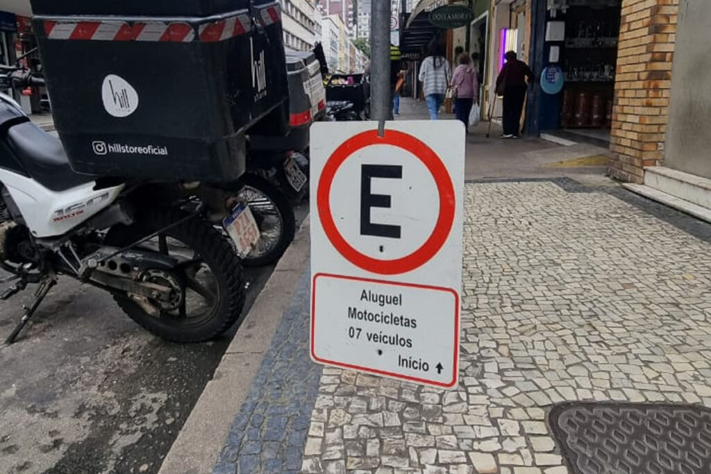 Placa de trânsito caída pode confundir motociclistas no Centro 2 VU foto Tribuna 2