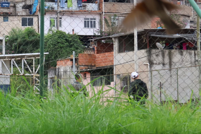Mato alto compromete uso de campo na Vila Olavo Costa