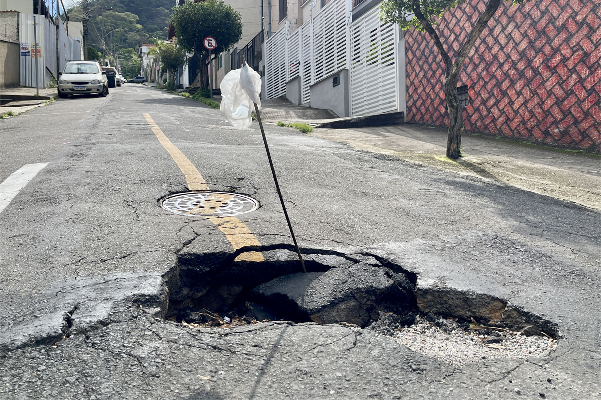 Buraco compromete trecho no Bairro Paineiras