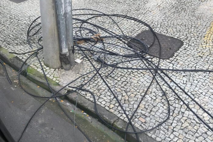 Aglomerado de fios soltos ocupa calçada em avenida do Cascatinha