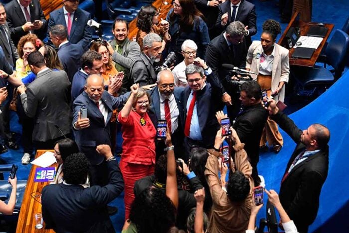 Senado aprova emenda constitucional que extingue jornada de trabalho 6×1