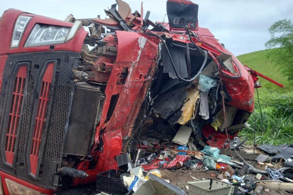 Colisão entre caminhão boiadeiro e outro de sorvetes deixa um morto na MG-285 1 Colisão entre caminhão boiadeiro e outro de sorvetes deixa um morto na MG-285