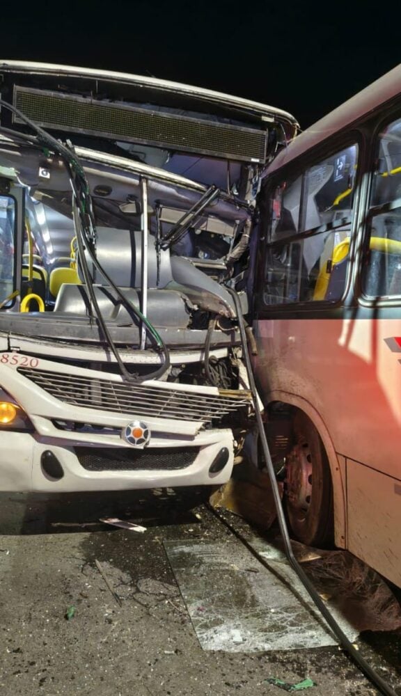 Dois ônibus batem de frente e deixam seis feridos em São João del-Rei 1 Dois ônibus batem de frente e deixam seis feridos em São João del-Rei