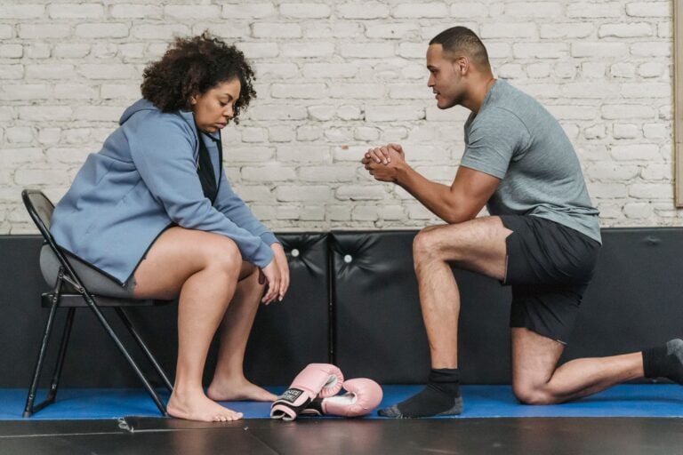 A pessoa tromba em você e mesmo assim é você quem pede desculpas: especialistas explicam o que pode estar por trás desse comportamento que muita gente repete sem perceber