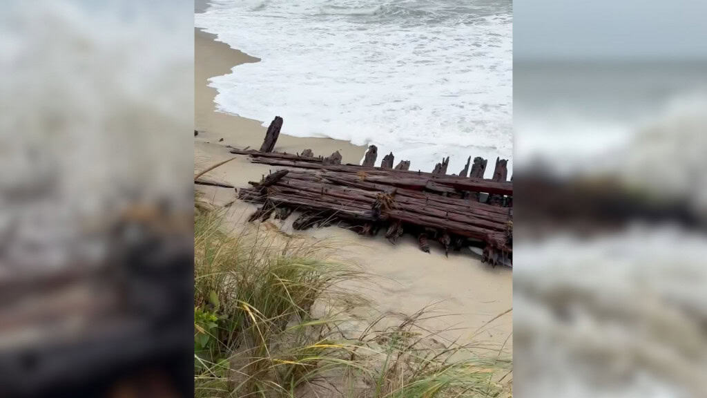 A tempestade revelou um segredo enterrado havia mais de 140 anos: restos de uma antiga embarcação surgiram na areia e podem pertencer a um navio destruído no século 19 1 a tempestade revelou um segredo enterrado havia mais de 1