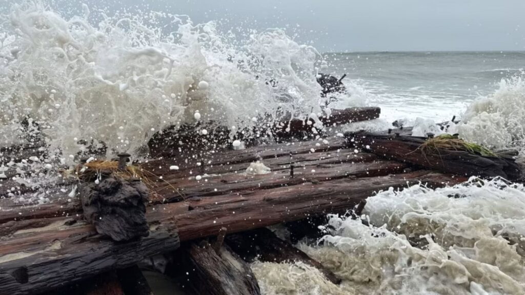 A tempestade revelou um segredo enterrado havia mais de 140 anos: restos de uma antiga embarcação surgiram na areia e podem pertencer a um navio destruído no século 19