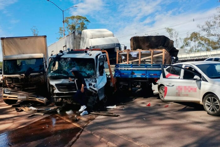 Acidente na BR-040 envolve seis caminhões e outros 14 veículos 10 acidente br 040 foto bombeiros