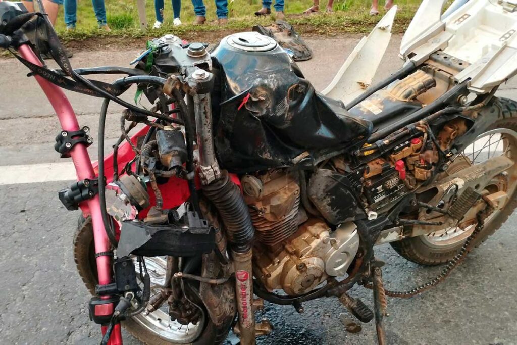 Motociclista que completava 33 anos morre em colisão com caminhão na BR-116