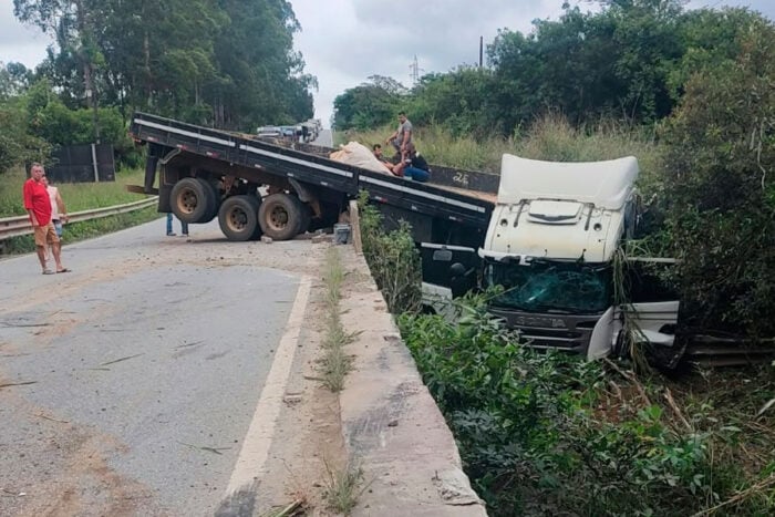 Caminhão cai de ponte na BR-265 e motorista fica ferido 1 acidente sao joao del rei foto pmrv
