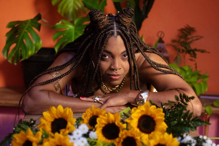 Alessandra Crispin lança projeto autoral inspirado no amor entre mulheres