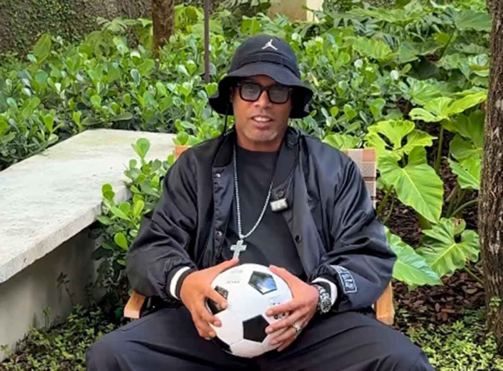 Aos 46 anos, Ronaldinho prepara retorno ao futebol oficial e ingressos são disputados antes mesmo do início das vendas