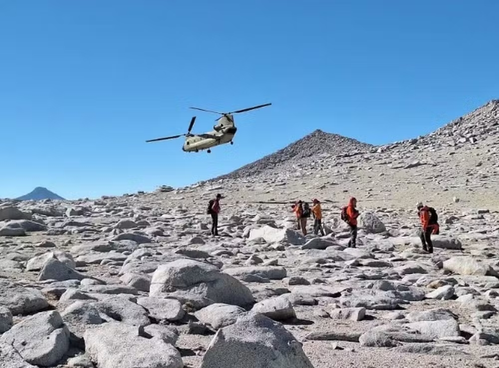 Após conquistar o cume de uma montanha de 3.960 metros, alpinista de 53 anos iniciou a descida e desapareceu, levando equipes a mobilizarem helicópteros, cães farejadores e buscas por mais de três dias 2 apos conquistar o cume de uma montanha de 3960 metros a 2
