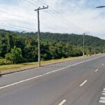 Energia é restabelecida após ônibus derrubar poste na Avenida Brasil 11 Ônibus atinge poste após desviar de motociclista na Avenida Brasil