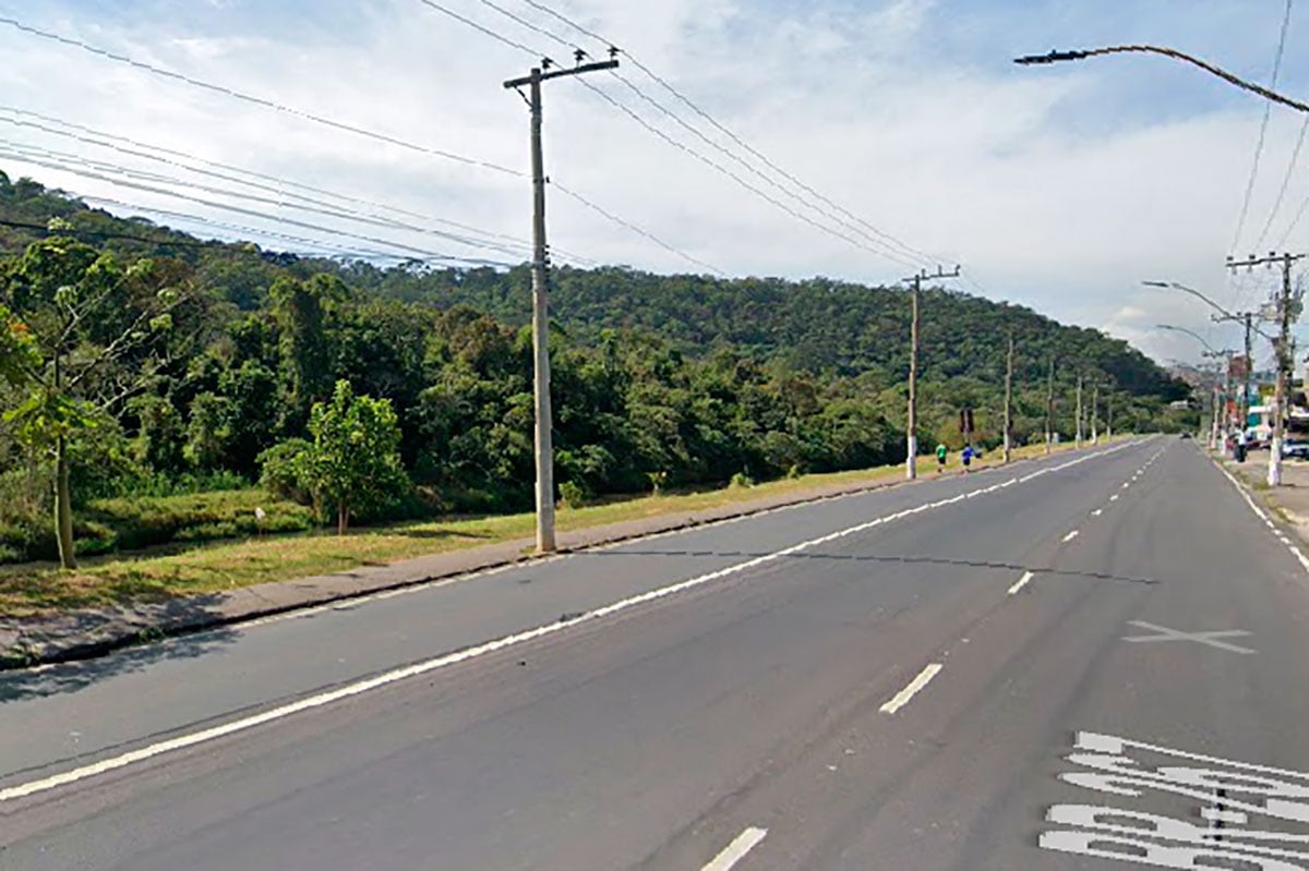 Energia é restabelecida após ônibus derrubar poste na Avenida Brasil