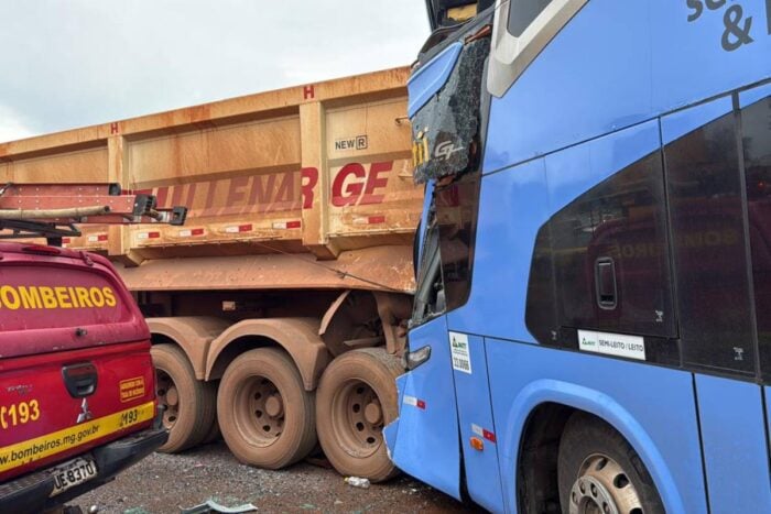 Ônibus bate em caminhão na BR-040 e deixa passageiro preso às ferragens