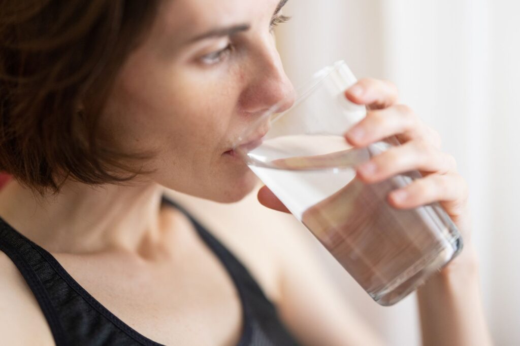 Beber água pode ajudar quem quer emagrecer, mas existe uma quantidade ideal? Nutricionista explica quanto consumir ao longo do dia e revela como a hidratação pode contribuir para a perda de peso sem depender de soluções milagrosas