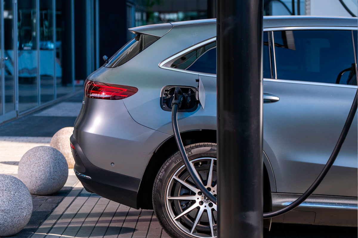 Recarga de carros elétricos avança, mas Brasil ainda tem um ponto para cada 63 veículos