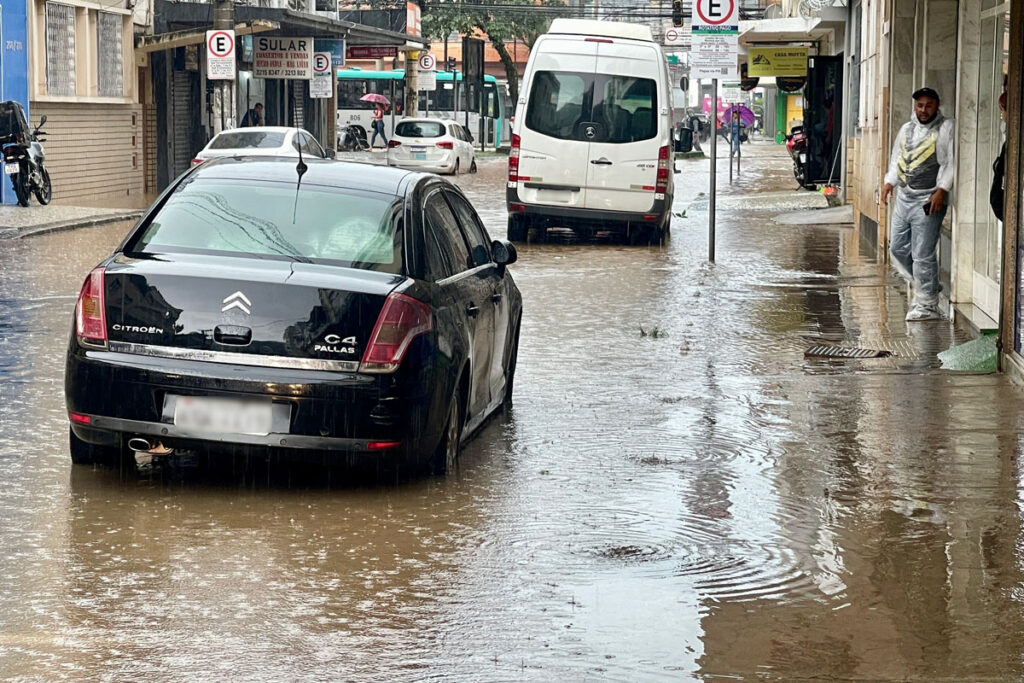 Vai atravessar ruas alagadas? Veja os cuidados para não perder o motor 2 Vai atravessar ruas alagadas? Veja os cuidados para não perder o motor