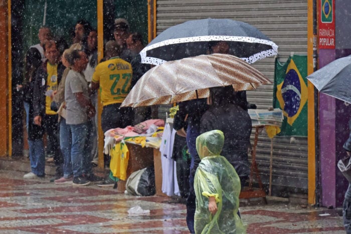 Chuva atrapalha movimentação no Calçadão às vésperas da eleição 6 chuvas eleicao calcadao 2 leonardo costa