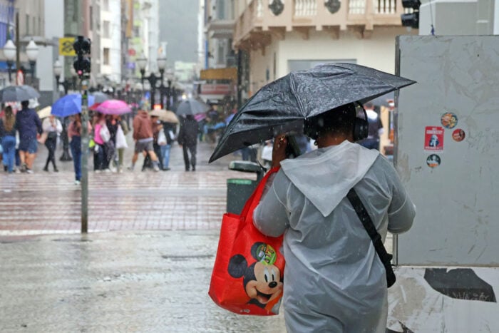 Chuva atrapalha movimentação no Calçadão às vésperas da eleição 9 chuvas eleicao calcadao 3 leonardo costa