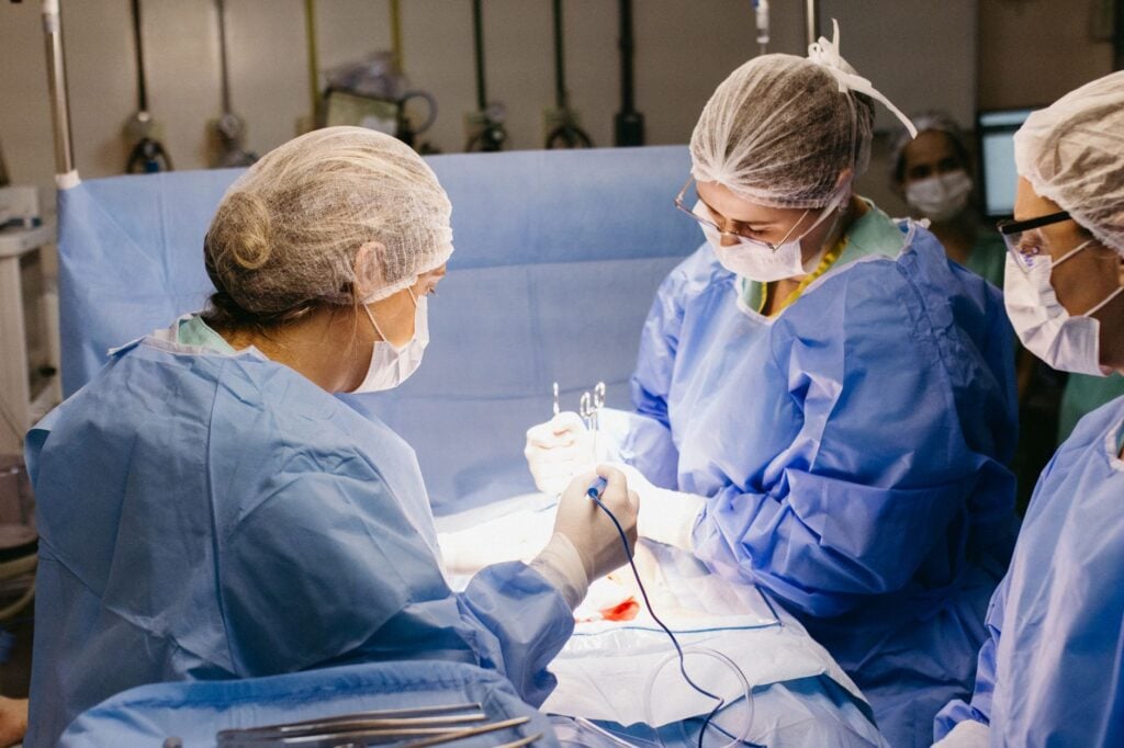 Cirurgia para retirar um cisto terminou com uma lesão inesperada em outra parte do corpo, dores e uma cicatriz permanente: após anos, paciente consegue indenização de R$ 20 mil na Justiça