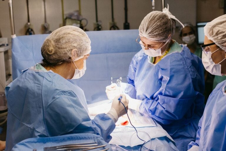 Cirurgia para retirar um cisto terminou com uma lesão inesperada em outra parte do corpo, dores e uma cicatriz permanente: após anos, paciente consegue indenização de R$ 20 mil na Justiça