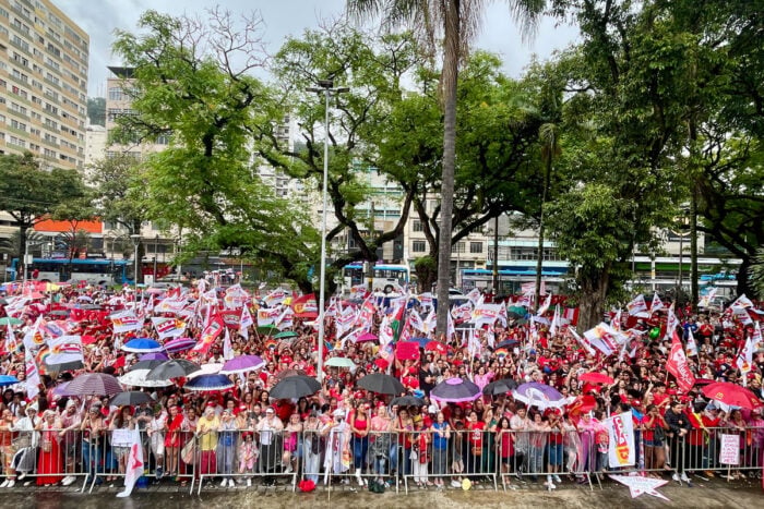 Apoiadores e militantes aguardam chegada de Lula no Centro de Juiz de Fora 2 concentracao foto felipe couri lula