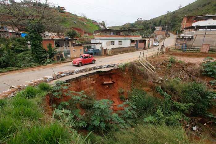 Erosão em rua cortada pelo Córrego do Yung ameaça isolar vila no Linhares 22 córrego do Yung - vila almeida - Linhares