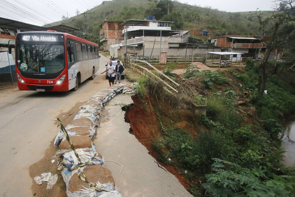 Erosão em rua cortada pelo Córrego do Yung ameaça isolar vila no Linhares 4 córrego do Yung - Vila Almeida - Linhares