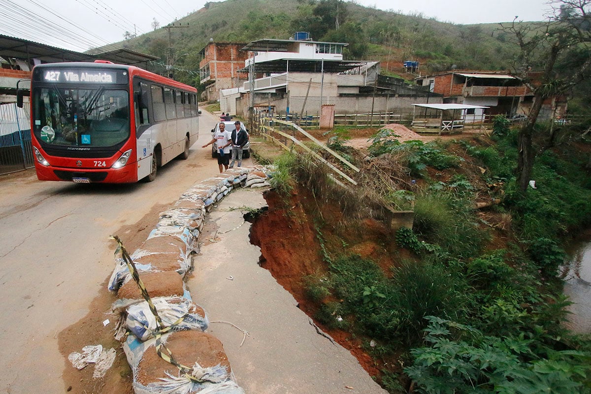 Erosão em rua cortada pelo Córrego do Yung ameaça isolar vila no Linhares