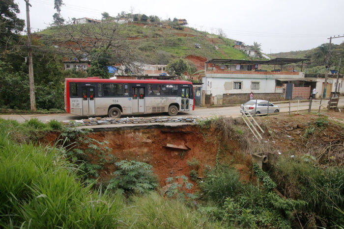 Erosão em rua cortada pelo Córrego do Yung ameaça isolar vila no Linhares 21 córrego