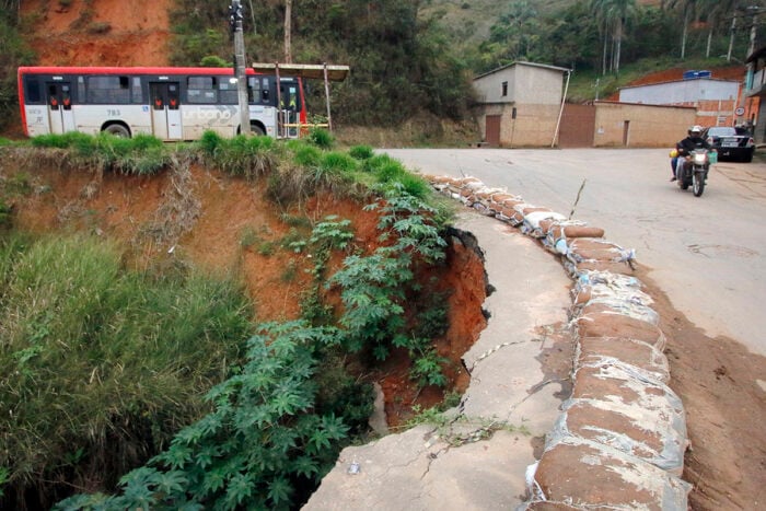 Erosão em rua cortada pelo Córrego do Yung ameaça isolar vila no Linhares 23 córrego do Yung - Vila Almeida - Linhares