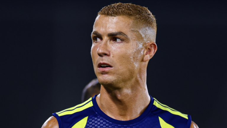Cristiano Ronaldo deve ganhar R$ 1,5 bilhão em uma única temporada e receber mais que o dobro de Lionel Messi, enquanto Vinicius Jr. aparece entre os cinco jogadores mais bem pagos do mundo