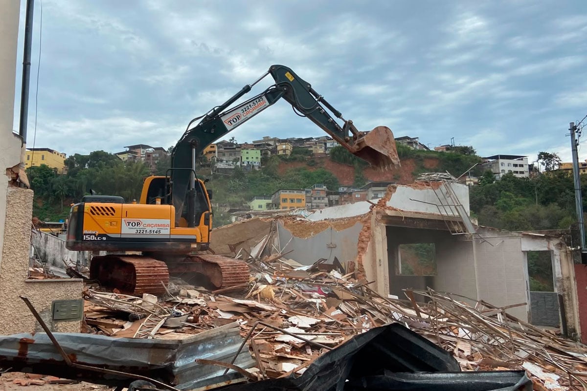 Mais imóveis são demolidos pela Prefeitura nesta quinta; intervenção acontece no Vitorino Braga