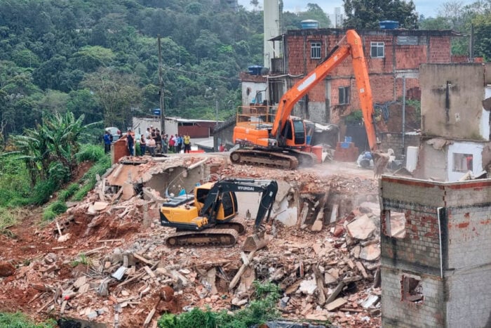 16 imóveis atingidos pelas chuvas começam a ser demolidos no Dom Bosco