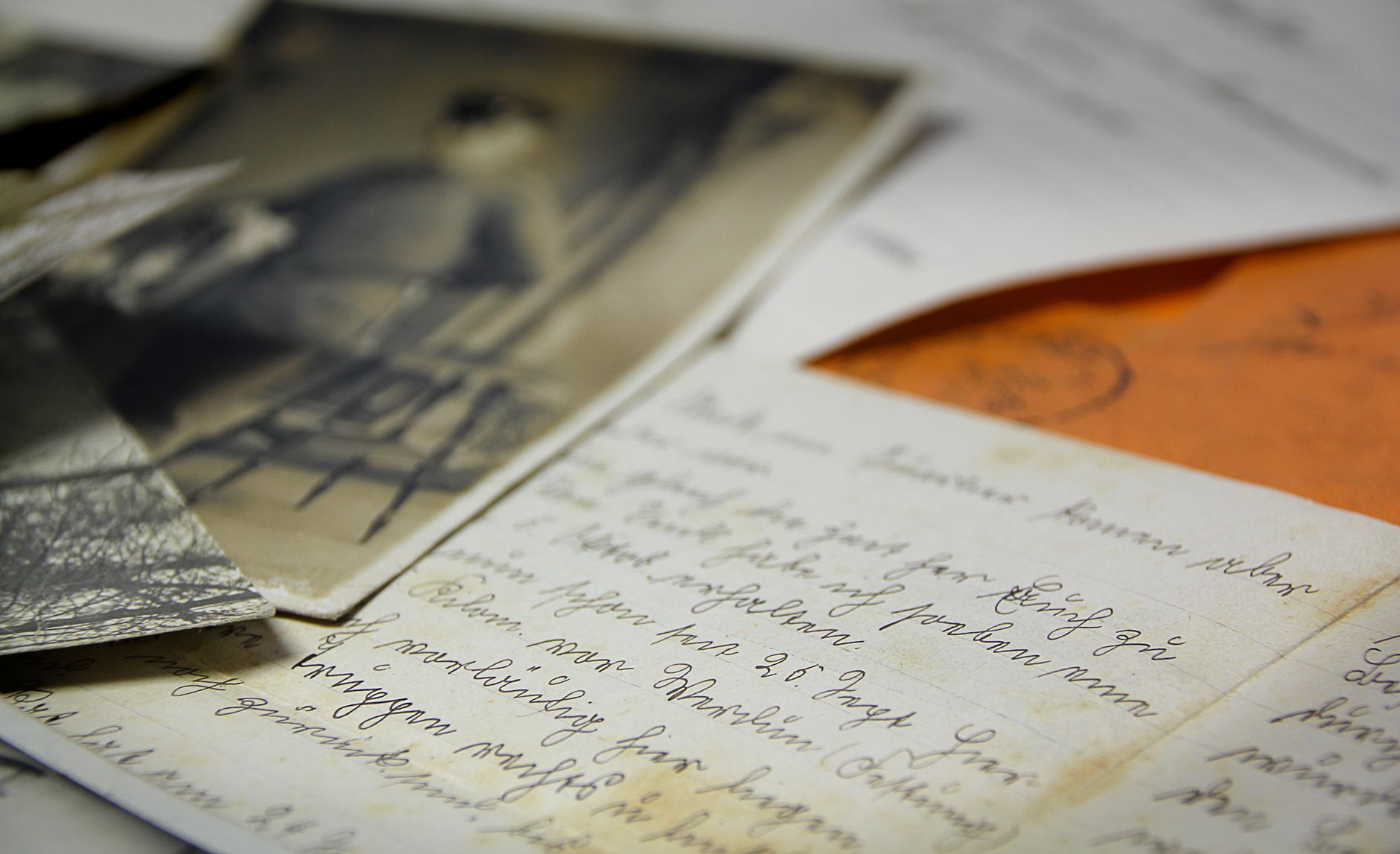 Depois da festa, muita gente simplesmente vai embora, mas especialistas revelam o gesto esquecido que pode fazer o anfitrião lembrar de você de uma forma especial 3 Letras manuscritas antigas e fotografias vintage espalhadas sobre uma mesa, criando uma sensação nostálgica.