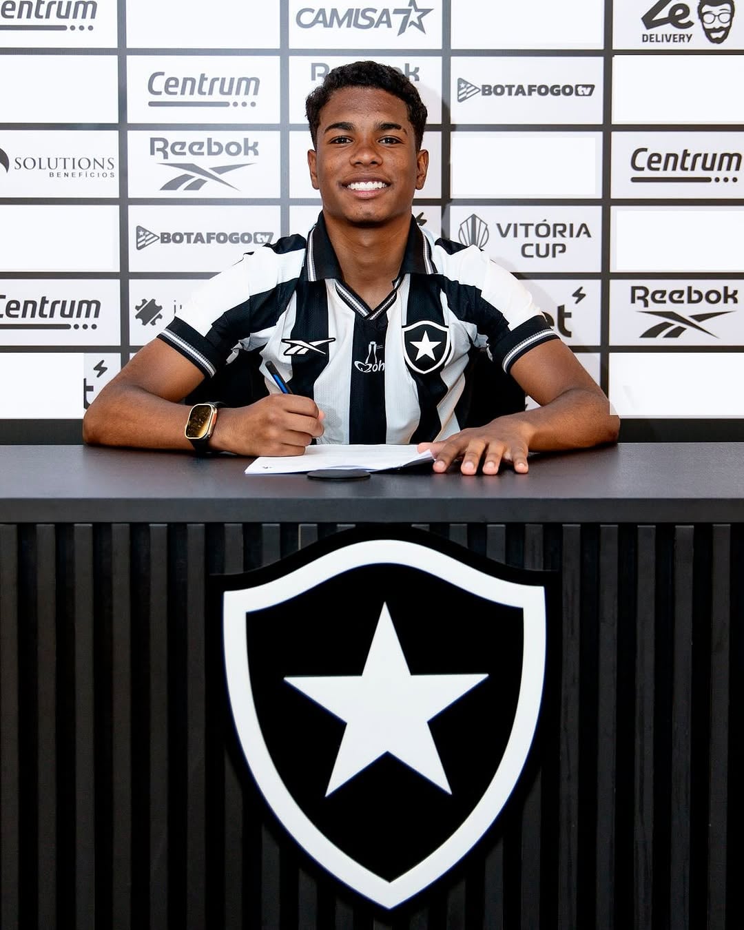 Descoberto em uma peneira na Bahia e disputado por grandes clubes brasileiros ainda criança, atacante escolheu o Botafogo após deixar o Flamengo e agora vive a melhor temporada da carreira: são 23 gols, 15 assistências e uma multa rescisória de 100 milhões de euros aos 17 anos 1 Publicação no Instagram