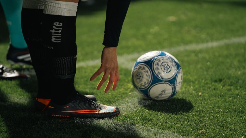 Descoberto em uma peneira na Bahia e disputado por grandes clubes brasileiros ainda criança, atacante escolheu o Botafogo após deixar o Flamengo e agora vive a melhor temporada da carreira: são 23 gols, 15 assistências e uma multa rescisória de 100 milhões de euros aos 17 anos