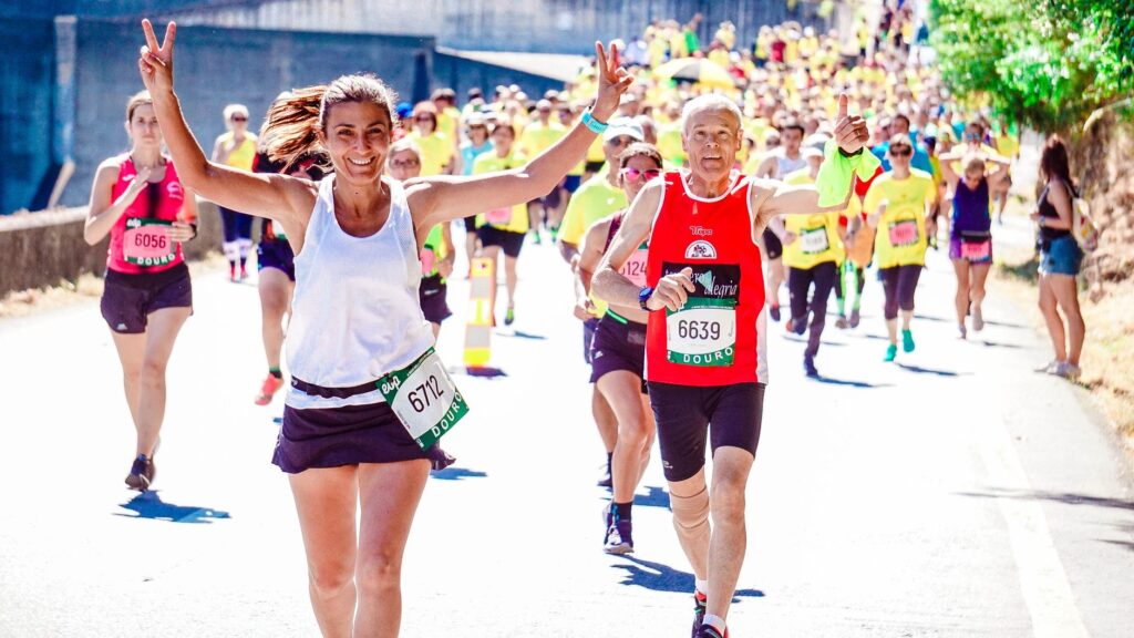 Durante 1.000 dias, mulher acordou de madrugada para correr pelo menos 50 km antes de trabalhar, enfrentou frio extremo, calor de 40 °C e nove países até conquistar um recorde do Guinness