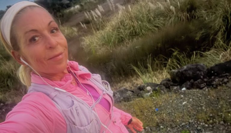 Durante 1.000 dias, mulher acordou de madrugada para correr pelo menos 50 km antes de trabalhar, enfrentou frio extremo, calor de 40 °C e nove países até conquistar um recorde do Guinness 2 durante 1000 dias mulher acordou de madrugada para corr 2