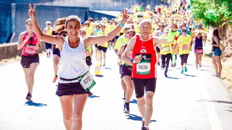 Durante 1.000 dias, mulher acordou de madrugada para correr pelo menos 50 km antes de trabalhar, enfrentou frio extremo, calor de 40 °C e nove países até conquistar um recorde do Guinness