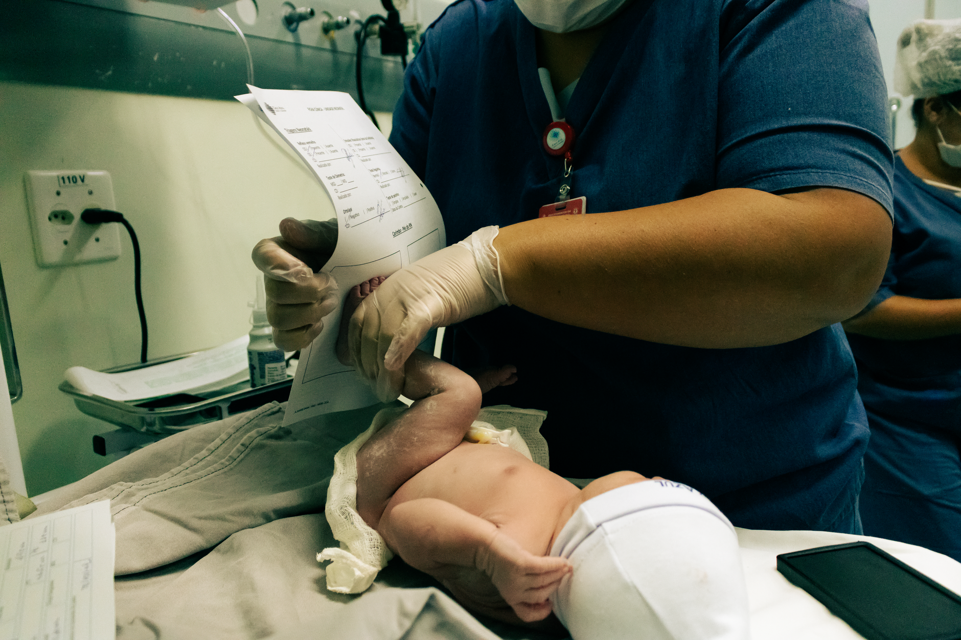 Durante décadas, cientistas acreditaram que recém-nascidos ainda não tinham consciência, mas novos experimentos estão colocando essa ideia em xeque 1 Profissional de saúde manuseando um recém-nascido em hospital de São Paulo, garantindo cuidados iniciais cruciais.