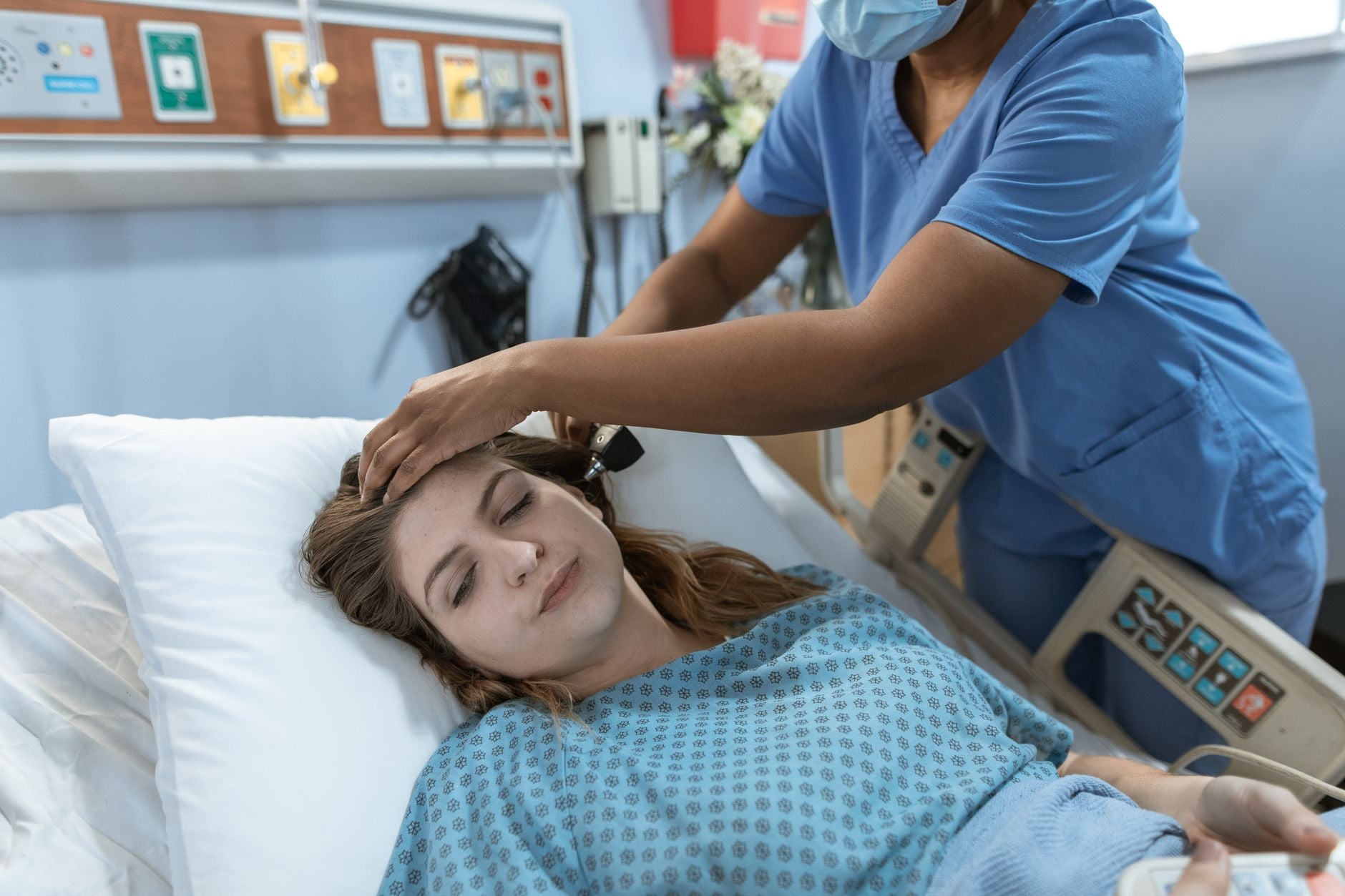 Uma enfermeira atendendo um paciente em um ambiente hospitalar, destacando cuidados de saúde profissionais.