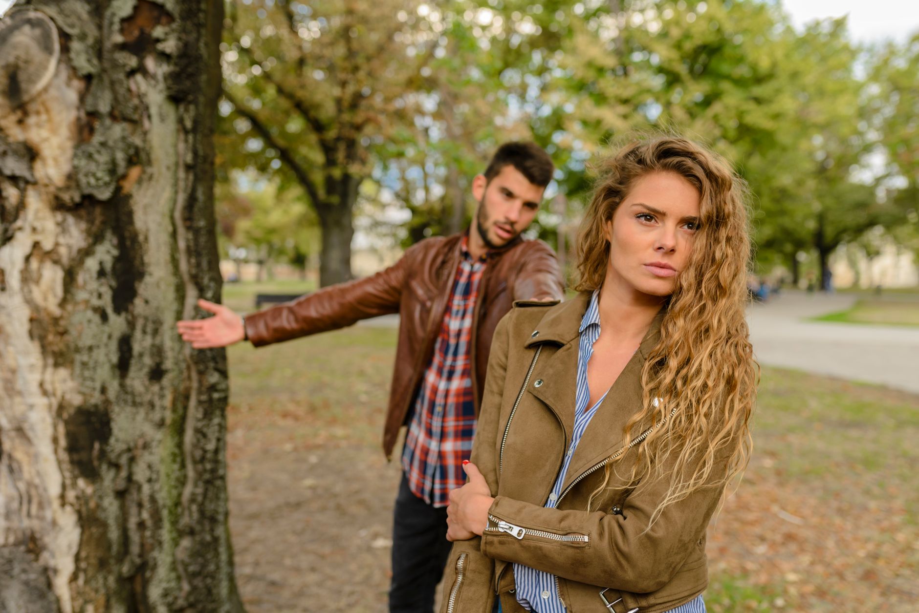 Em vez de insistir que a outra pessoa está errada, especialista recomenda duas etapas para conversar com quem nunca reconhece os próprios erros 1 Um homem e uma mulher em uma discussão acalorada ao ar livre, expressando emoções.