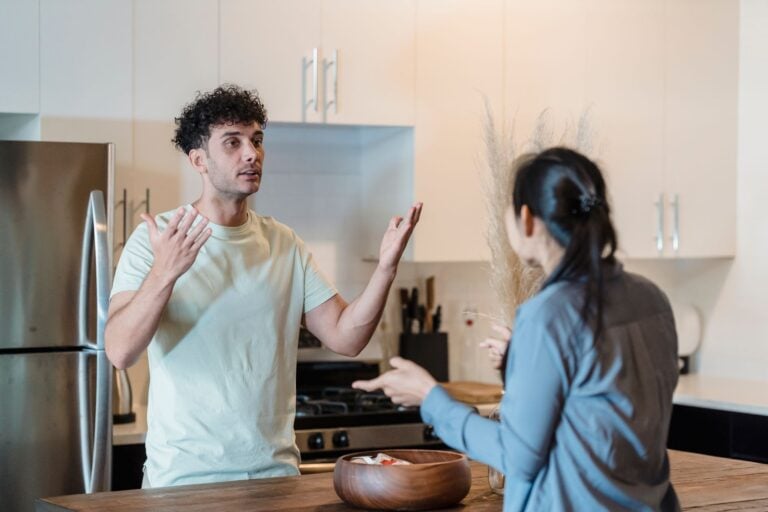 Em vez de insistir que a outra pessoa está errada, especialista recomenda duas etapas para conversar com quem nunca reconhece os próprios erros