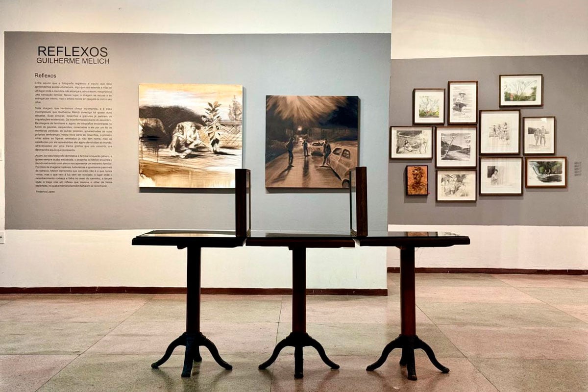 Exposição ‘Reflexos’, de Guilherme Melich, reúne desenhos inspirados em fotos de família