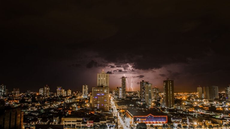 Fenômeno que já está aquecendo o Brasil deve ganhar ainda mais força entre outubro e dezembro e continuar pelo menos até 2027, trazendo uma combinação de calor, seca, chuva intensa e risco de fogo