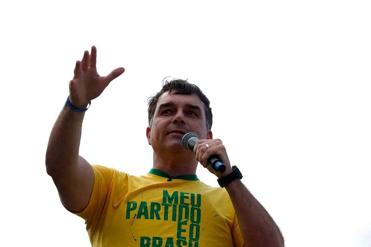 Flávio Bolsonaro chega a Miami com esposa e filhas