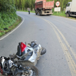 Motociclista fica ferido após colisão com caminhão na Estrada União e Indústria, em Juiz de Fora 9 fotos 1 4
